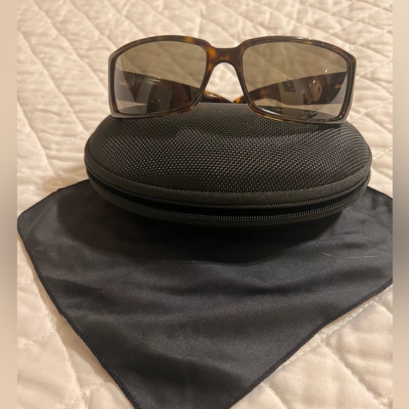 GUCCI SUNGLASSES IN EXCELLENT USED CONDITION - Picture 2 of 13